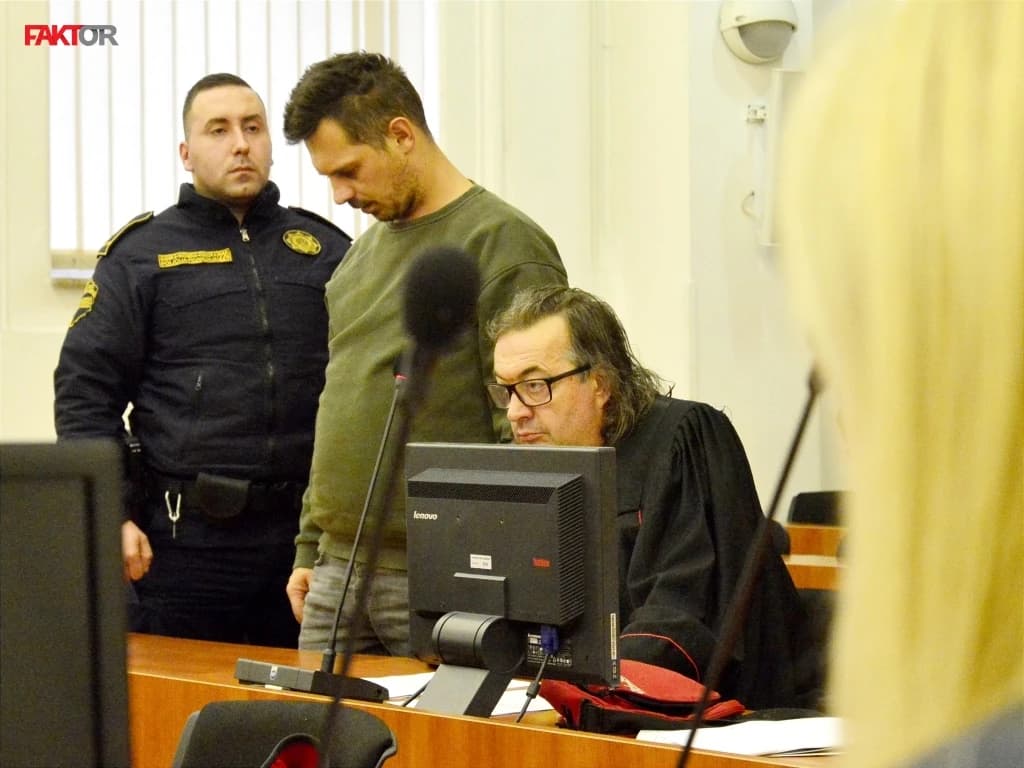 Anel Bećirović s advokatom u sudnici