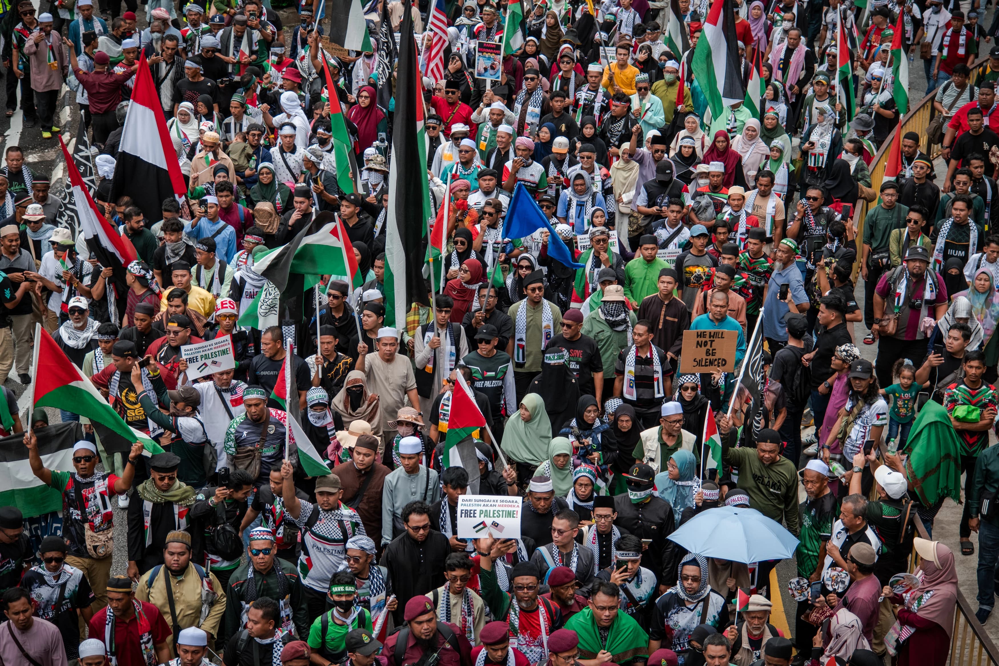Učesnici su tokom marša uzvikivali su parole i nosili transparente podrške Palestini