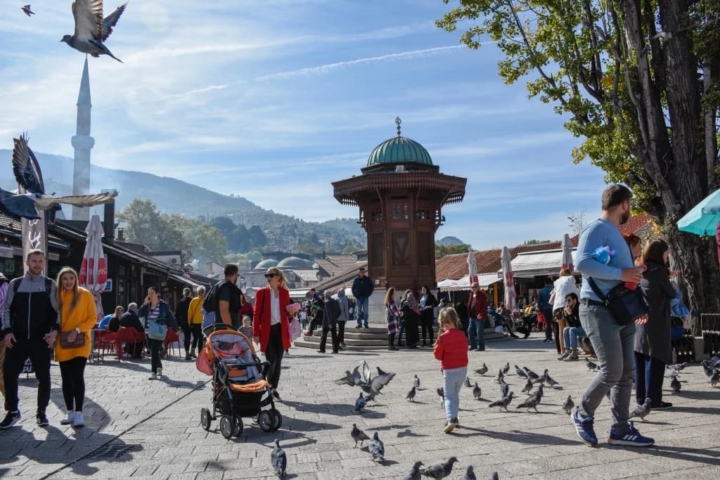 U Sarajevu sunčano uz malu do umjerenu oblačnost