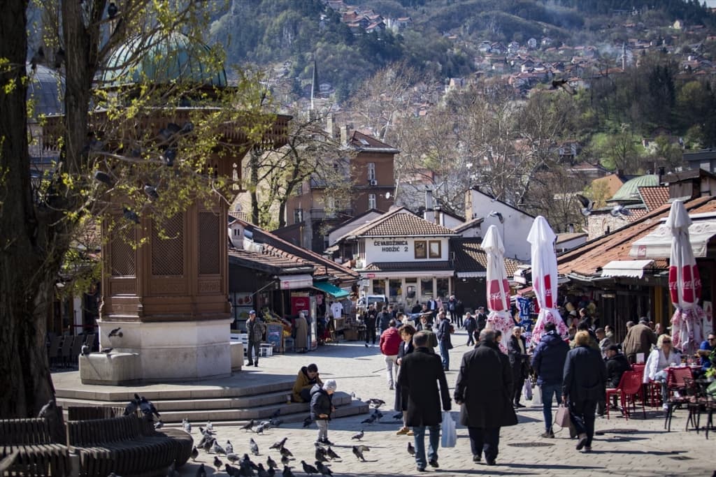 AA-20220419-27609490-27609472-BIH_SUNCE_IZMAMILO_GRADANE_I_TURISTE_U_CENTAR_SARAJEVA.jpg