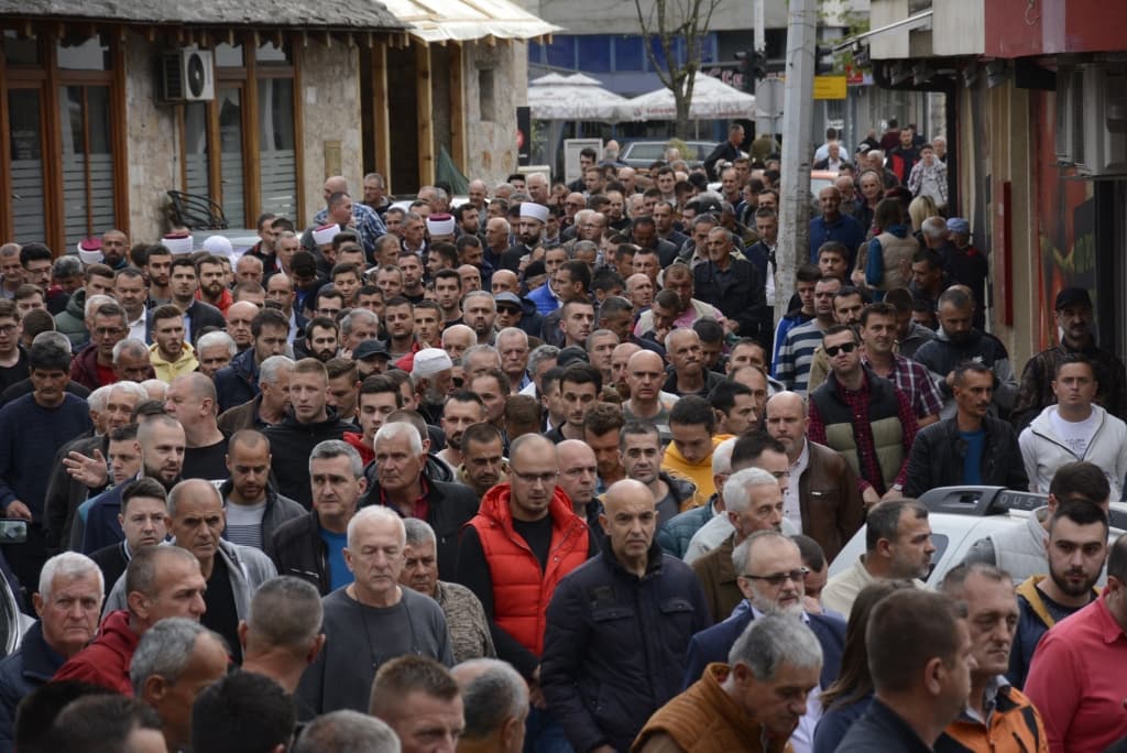 AA-20220424-27665414-27665411-BIH_U_STOCU_KLANJANA_DZENAZA_DJEVOJCI_STRADALOJ_U_ZEMLJOTRESU.jpg