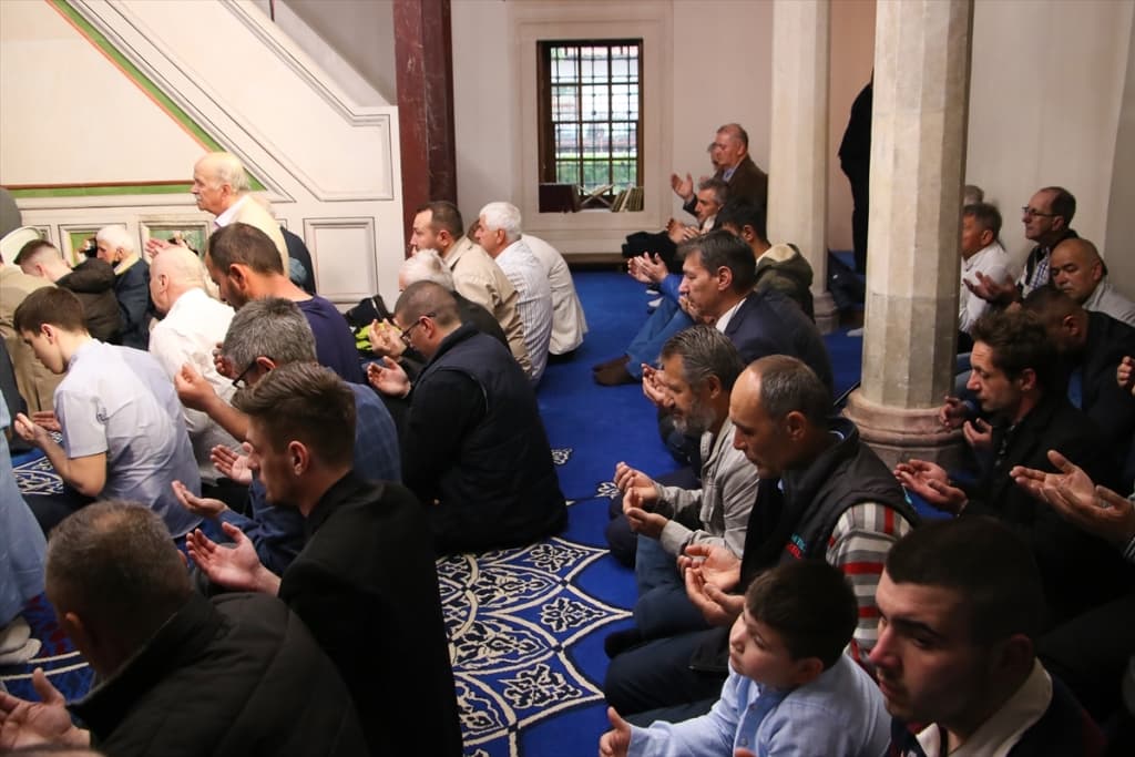 AA-20220502-27743840-27743835-VJERNICI_KLANJALI_BAJRAMNAMAZ_U_FERHADIJI_U_BANJALUCI_BAJRAM_JE_TRENUTAK_RADOSTI.jpg