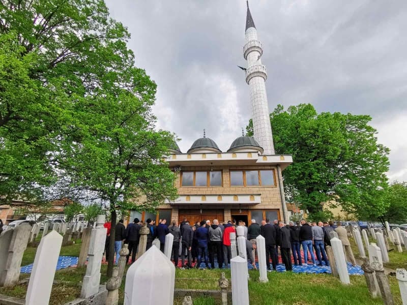 AA-20220507-27790694-27790686-KOLEKTIVNA_DZENAZA_NAMAZ_ZA_DEVET_EKSHUMIRANIH_ZRTAVA_MASAKRA_U_AHMICIMA.jpg