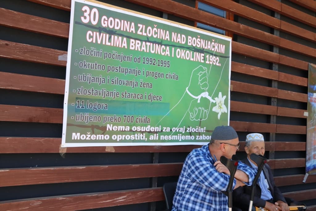 AA-20220512-27836721-27836713-KOLEKTIVNA_DZENAZA_U_BRATUNCU_SMIRAJ_ZA_JOS_CETIRI_ZRTVE_ZLOCINCI_NISU_ODGOVARALI.jpg