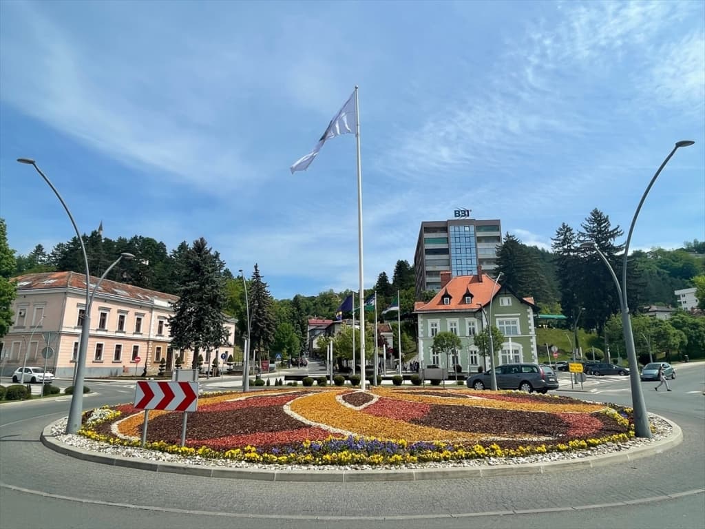 AA-20220514-27856368-27856361-MOTIVI_BOSANSKOG_CILIMA_OD_CVIJECA_U_CENTRU_CAZINA.jpg