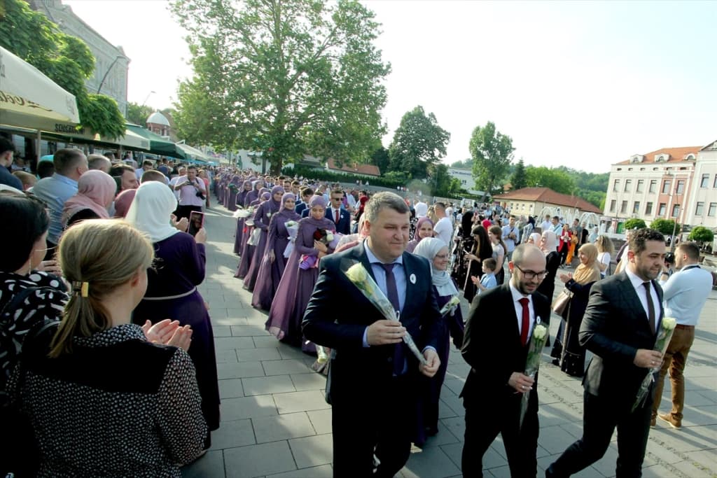 AA-20220524-27964288-27964278-BIH_U_TUZLI_ODRZAN_SVECANI_DEFILE_346_GENERACIJE_BEHRAMBEGOVE_MEDRESE.jpg