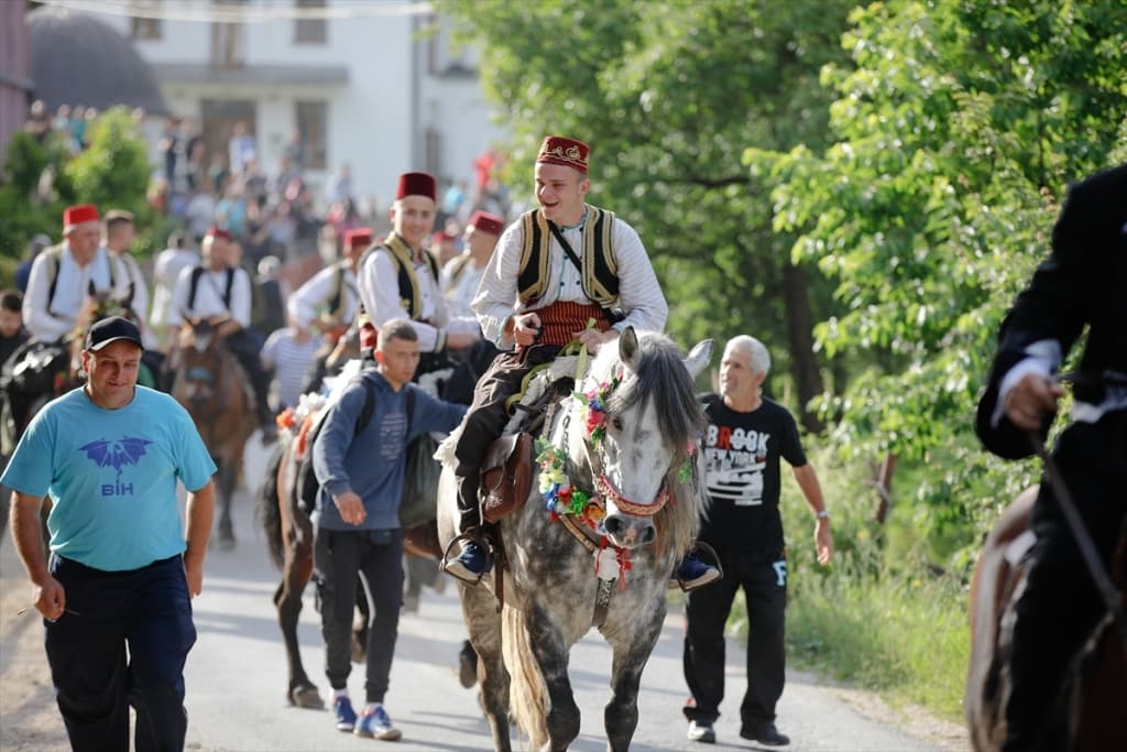 AA-20220625-28252635-28252617-MANIFESTACIJA_512_DANI_AJVATOVICE_KONJANICI_IZ_KARAULE_KRENULI_KA_PRUSCU.jpg