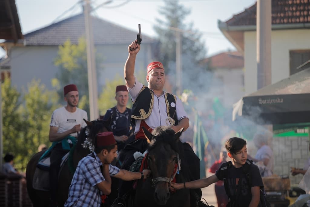 AA-20220626-28262484-28262448-CENTRALNA_SVECANOST_512_DANA_AJVATOVICE_CILJ_BOSANSKIH_MUSLIMANA_OSTVARITI_ZAJEDNICU_JEDNAKIH_SLOBODNIH_LJUDI.jpg