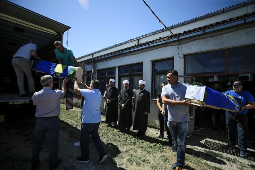 AA-20220719-28450098-28450091-IZ_SEJKOVACE_ISPRACENA_KOLONA_S_POSMRTNIM_OSTACIMA_16_ZRTAVA_ZLOCINA_U_PRIJEDORU.jpg