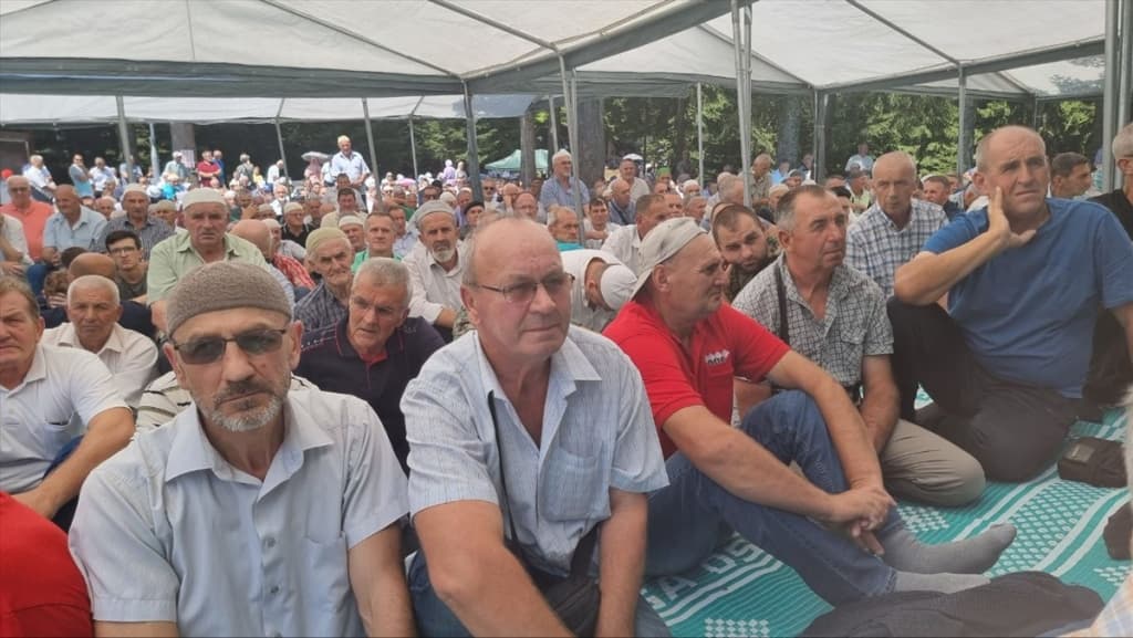 AA-20220805-28577161-28577156-BROJNI_GRADANI_KOD_RATNE_DZAMIJE_HEROJSKA_ODBRANA_IGMANA_BILA_JE_KLJUCNA_ZA_SARAJEVO_ALI_I_BOSNU_I_HERCEGOVINU.jpg
