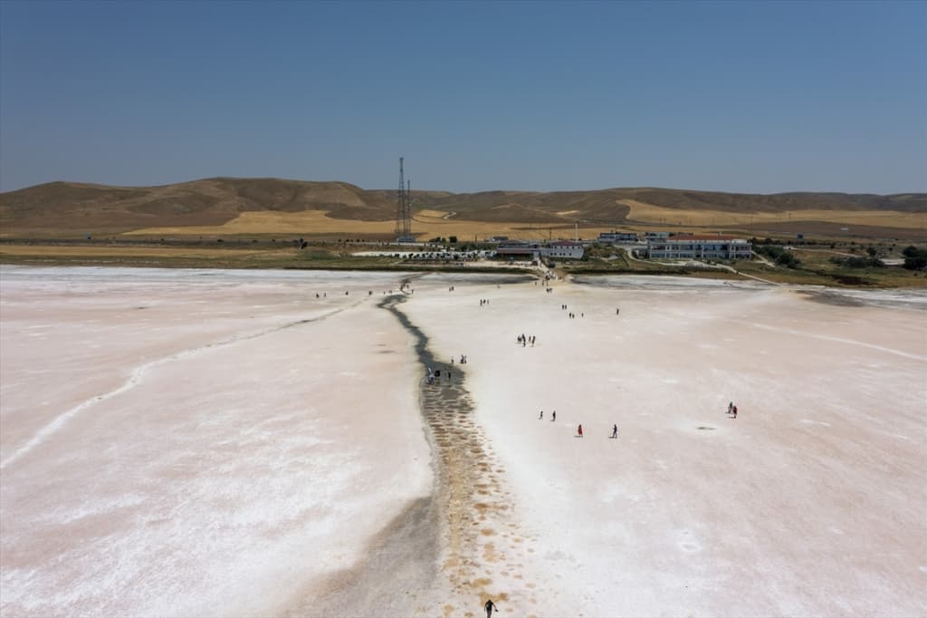 AA-20220810-28612762-28612748-TURKIYE_JEZERO_TUZ_NEOBICNE_BOJE_PRIVLACI_MNOGOBROJNE_TURISTE.jpg