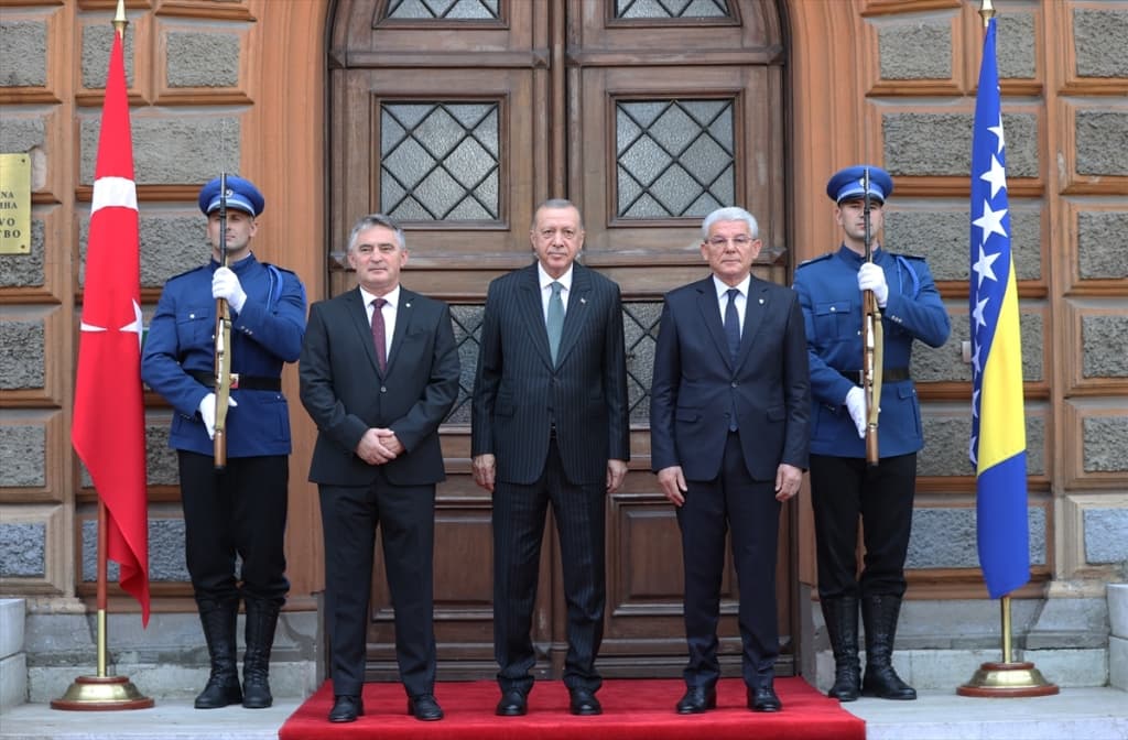 AA-20220906-28824891-28824890-SARAJEVO_ERDOGAN_DOCEKAN_UZ_NAJVISE_POCASTI_ISPRED_ZGRADE_PREDSJEDNISTVA_BIH (1).jpg