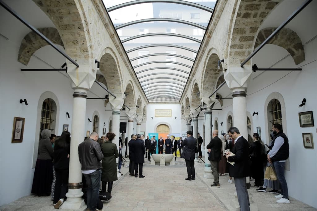 AA-20221014-29156254-29156246-IZLOZBA_PODSJETNIK_U_SARAJEVU_PREDSTAVLJENA_DJELA_RADENA_TEHNIKAMA_TRADICIONALNIH_ISLAMSKIH_UMJETNOSTI.jpg