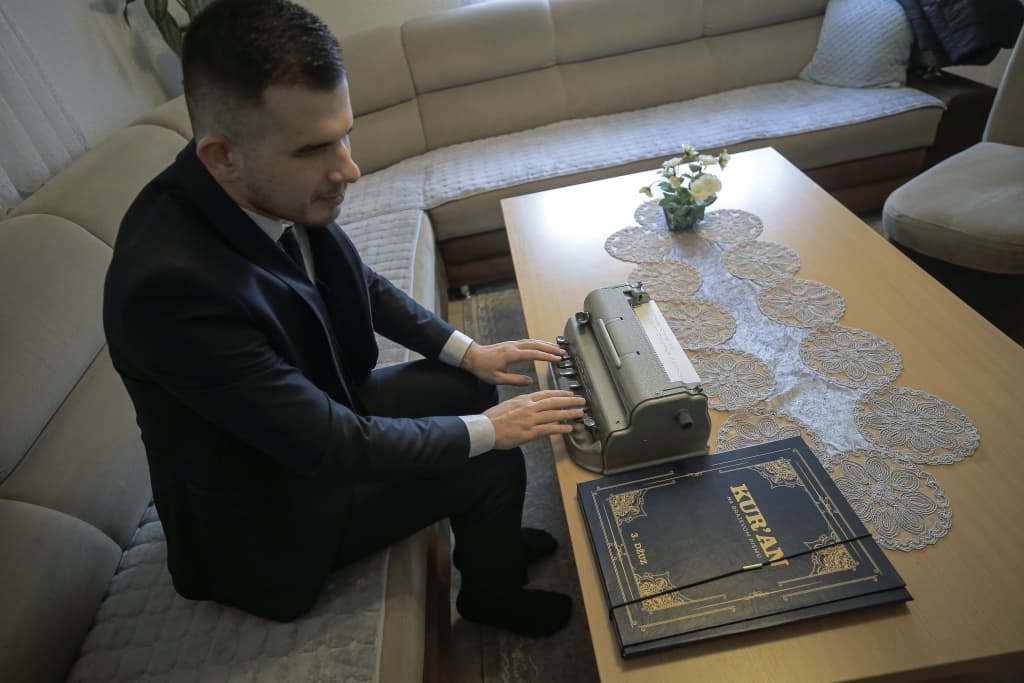 AA-20221119-29478386-29478354-SLIJEPI_IMAM_IZ_SREBRENIKA_SALKAN_DELIC_VOZI_BICIKLO_KORISTI_LAPTOP_I_MOBITEL_PRATI_NASTAVU_U_SKOLI_UCI_KURAN_NAPAMET.jpg