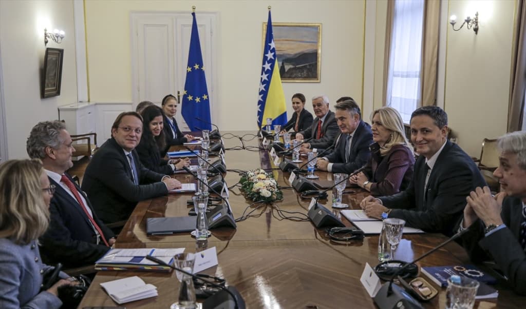 AA-20221128-29576854-29576845-SASTANAK_KOMESARA_EVROPSKE_UNIJE_ZA_SUSJEDSTVO_I_PROSIRENJE_OLIVERA_VARHELYIJA_S_CLANOVIMA_PREDSJEDNISTVA_BIH.jpg