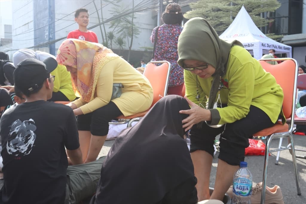 AA-20221218-29770245-29770237-INDONEZIJA_PRANJE_NOGU_MAJKAMA_POVODOM_MAJCINOG_DANA.jpg