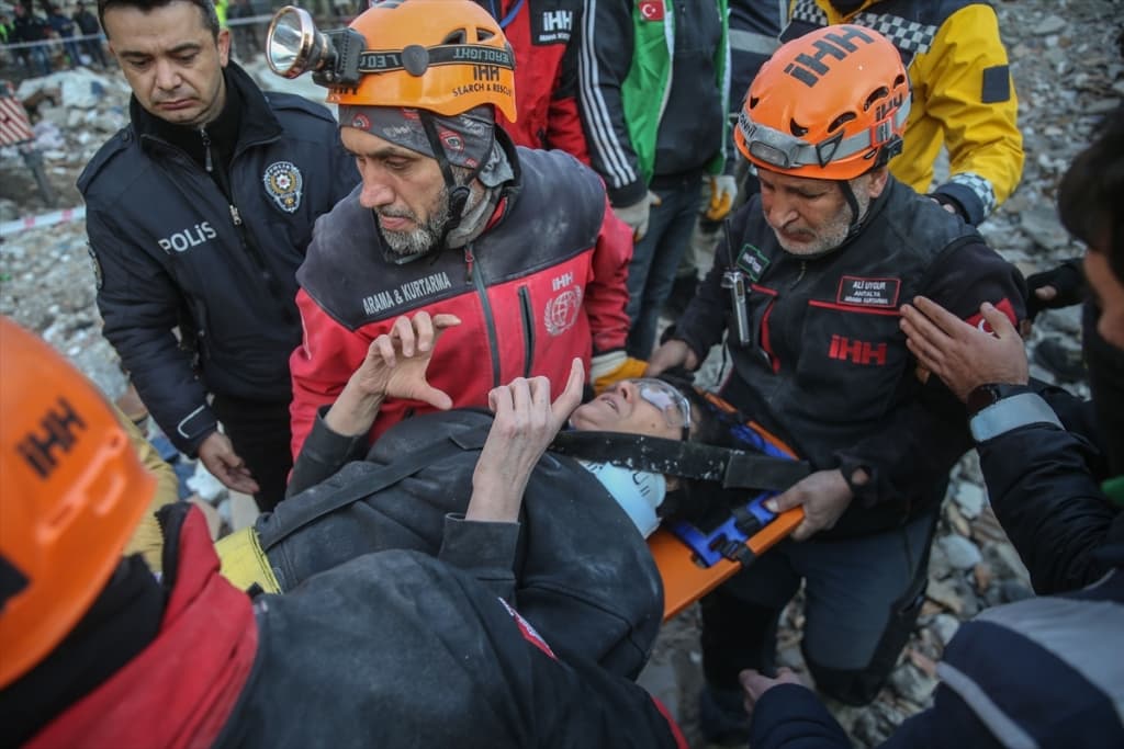 AA-20230210-30245455-30245443-TIM_IZ_SARAJEVA_I_IHH_SPASILI_SEST_OSOBA_IZ_RUSEVINA_HATAYA_102_SATA_NAKON_ZEMLJOTRESA.jpg