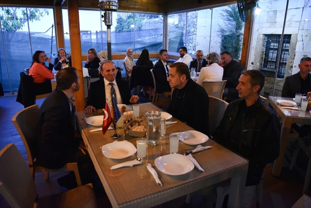 AA-20230412-30833116-30833105-BIH_U_MOSTARU_ODRZAN_IFTAR_ZA_PRIJATELJE_NARODA_TURKIYE.jpg