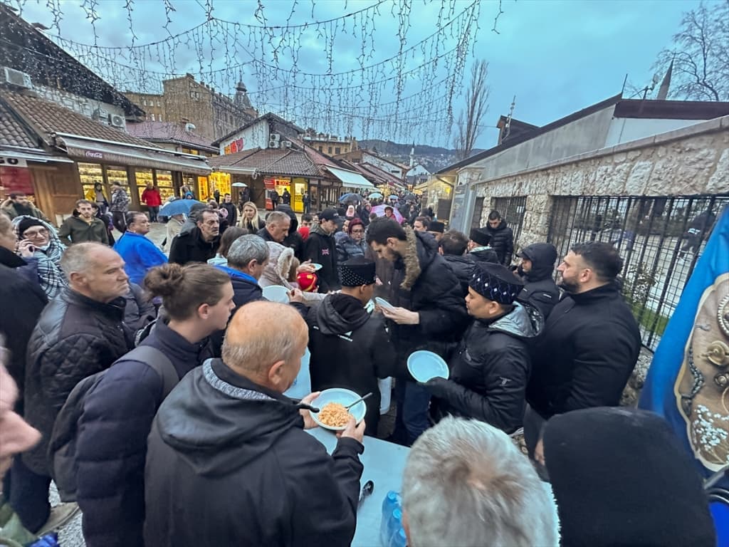 AA-20230414-30855108-30855097-SARAJEVO_MALEZIJSKA_AMBASADA_U_BIH_ORGANIZOVALA_IFTAR_NA_BASCARSIJSKOM_TRGU.jpg