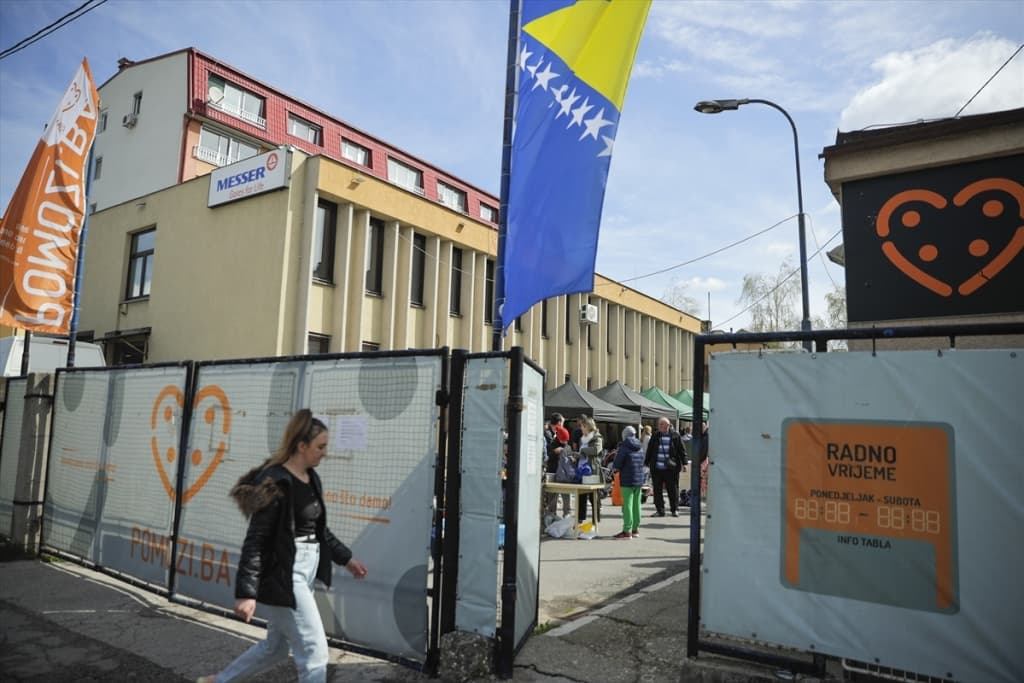 AA-20230415-30858994-30858985-SARAJEVO_VELIKI_ODZIV_GRADANA_NA_HUMANITARNI_BAZAR_POMOZIBA.jpg