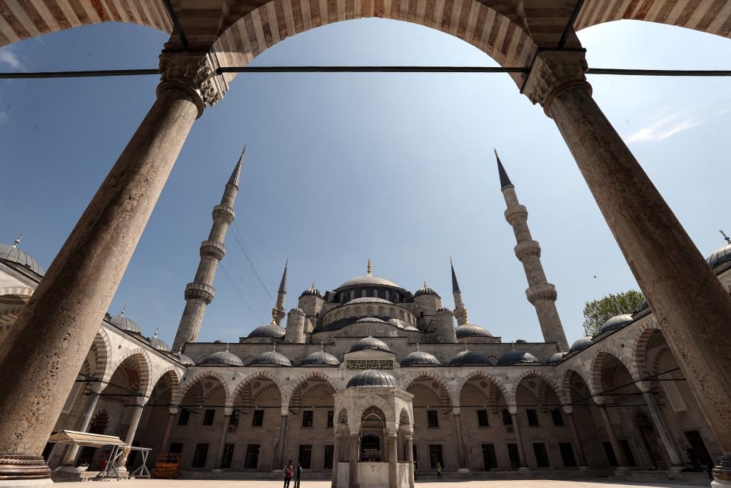 AA-20230421-30922793-30922766-ISTANBUL_PLAVA_DZAMIJA_OTVORILA_VRATA_ZA_VJERNIKE_NAKON_PETOGODISNJE_RESTAURACIJE.jpg