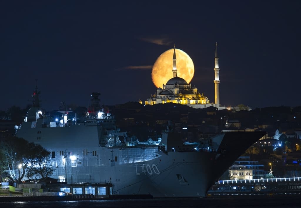 AA-20230502-31022304-31022293-TURKIYE_MJESEC_IZNAD_RATNOG_BRODA_TCG_ANADOLU_I_FATIHOVE_DZAMIJE_U_ISTANBULU.jpg
