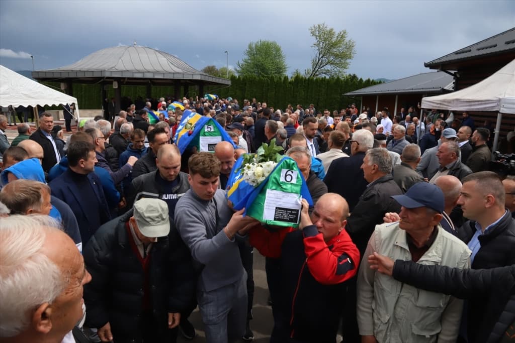 AA-20230512-31119607-31119603-BRATUNAC_SEST_BOSNJACKIH_ZRTAVA_UKOPANO_U_MEZARJU_VELJACI.jpg