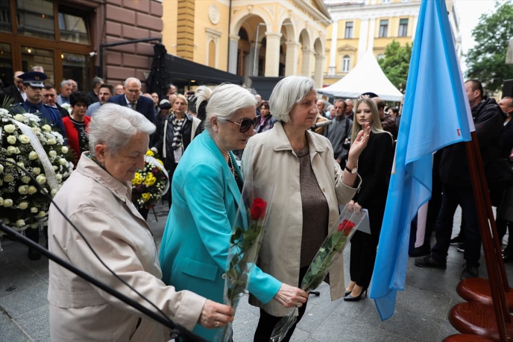 AA-20230527-31249544-31249538-OBILJEZENA_31_GODISNJICA_MASAKRA_U_SARAJEVSKOJ_FERHADIJI_ZELJELI_SU_DA_UBIJU_STO_VISE_LJUDI.jpg