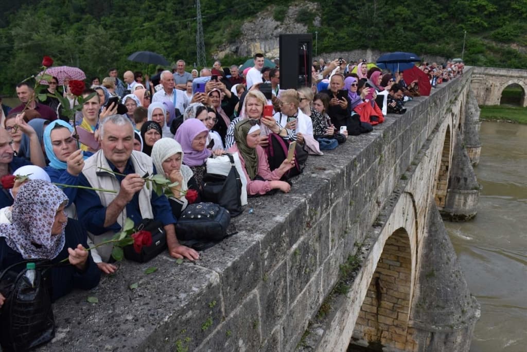 AA-20230603-31320146-31320140-SJECANJE_NA_3000_UBIJENIH_CIVILA_VISEGRADA_SA_CUPRIJE_MEHMED_PASE_SOKOLOVICA_U_DRINU_SPUSTENE_RUZE.jpg