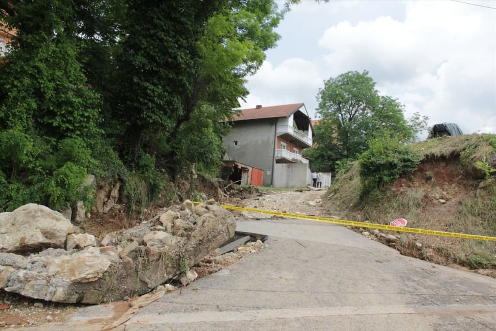 AA-20230609-31383838-31383831-BIH_SNAZNO_NEVRIJEME_U_SNIJEZNICI_KOD_TEOCAKA_SRECA_JE_STO_NEMA_LJUDSKIH_ZRTAVA.jpg