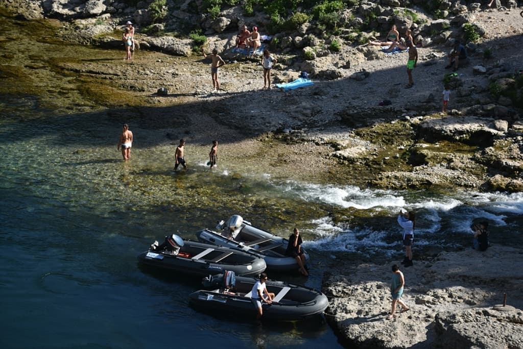 AA-20230706-31610658-31610630-LJETO_NA_JUGU_MOSTARCI_RASHLADENJE_TRAZILI_U_NERETVI_KOD_STAROG_MOSTA.jpg