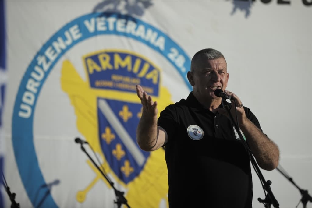 AA-20230707-31619349-31619333-NEZUK_UPRILICENO_POSTROJAVANJE_PREZIVJELIH_PRIPADNIKA_28_DIVIZIJE_ARMIJE_RBIH.jpg