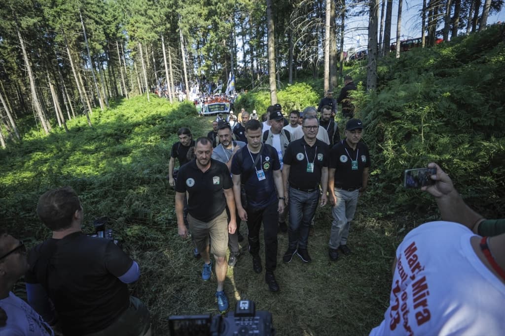 AA-20230708-31621816-31621810-IZ_NEZUKA_KRENUO_MARS_MIRA_HILJADE_LJUDI_ODAJU_POCAST_ZRTVAMA_GENOCIDA_U_SREBRENICI.jpg