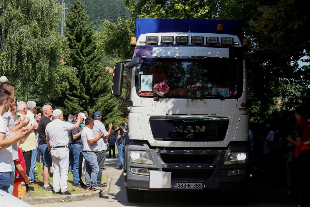 AA-20230709-31630499-31630498-BIH_TUZNA_KOLONA_SA_TABUTIMA_ZRTAVA_GENOCIDA_U_SREBRENICI_KRENULA_IZ_VISOKOG_KA_POTOCARIMA.jpg