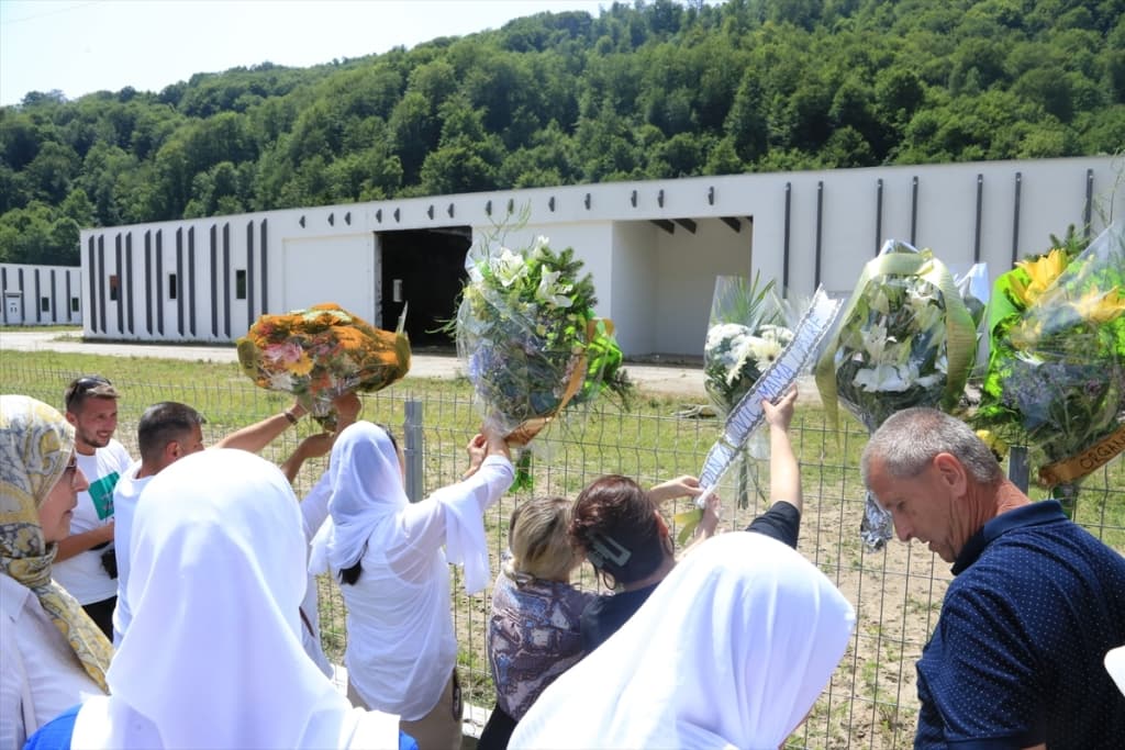 AA-20230713-31667278-31667268-OBILJEZAVANJE_28_GODISNJICE_GENOCIDA_NAD_BOSNJACIMA_U_SREBRENICI.jpg