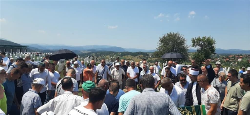 AA-20230717-31699821-31699820-KLANJANA_DZENAZA_MUJI_HADZIOMEROVICU_PREDSJEDAVAJUCEM_KOLEGIJA_DIREKTORA_INSTITUTA_ZA_NESTALE_BIH.jpg