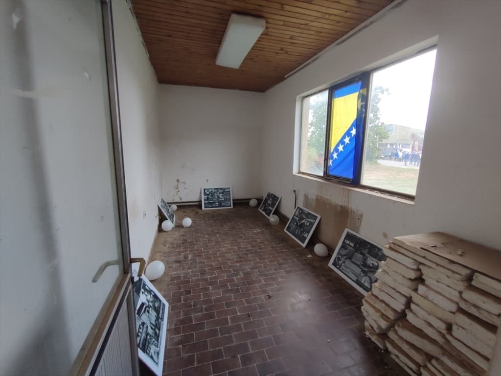 AA-20230806-31860094-31860090-FABRIKA_SMRTI_OBILJEZENA_31_GODISNJICA_RASPUSTANJA_LOGORA_OMARSKA.jpg