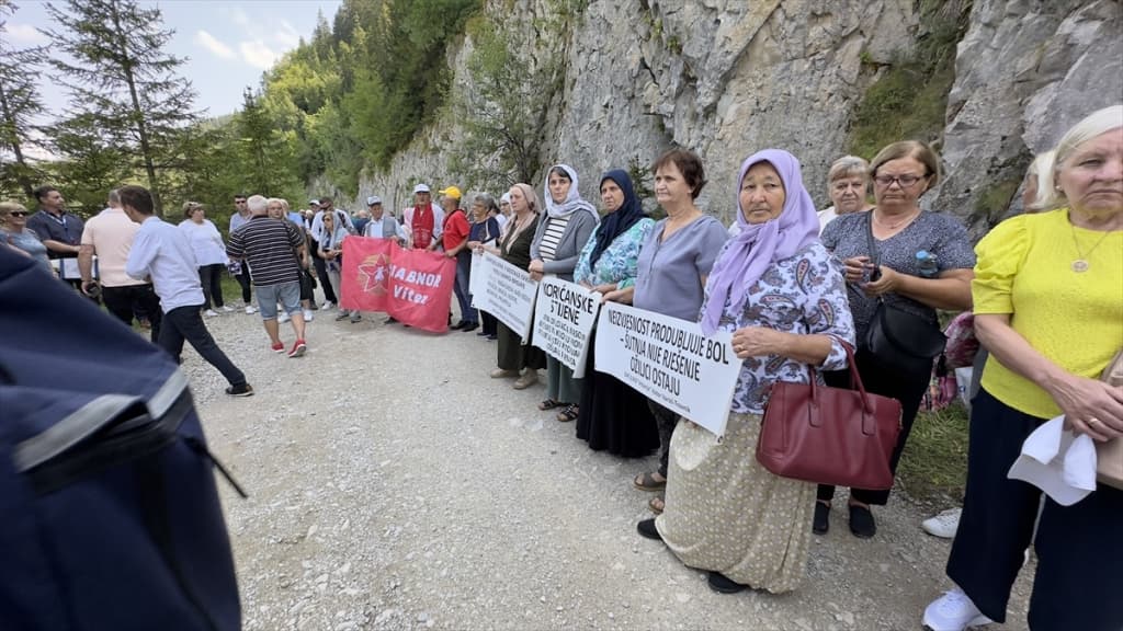 AA-20230821-31962927-31962911-BIH_OBILJEZENA_31_GODISNJICA_SVIREPOG_STRIJELJANJA_224_LOGORASA_NA_KORICANSKIM_STIJENAMA.jpg
