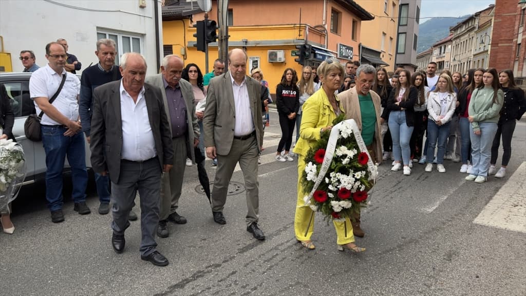 AA-20230904-32069754-32069750-BIH_OBILJEZENA_GODISNJICA_STRADANJA_GRADANA_U_SARAJEVSKOJ_ULICI_CEKALUSA.jpg
