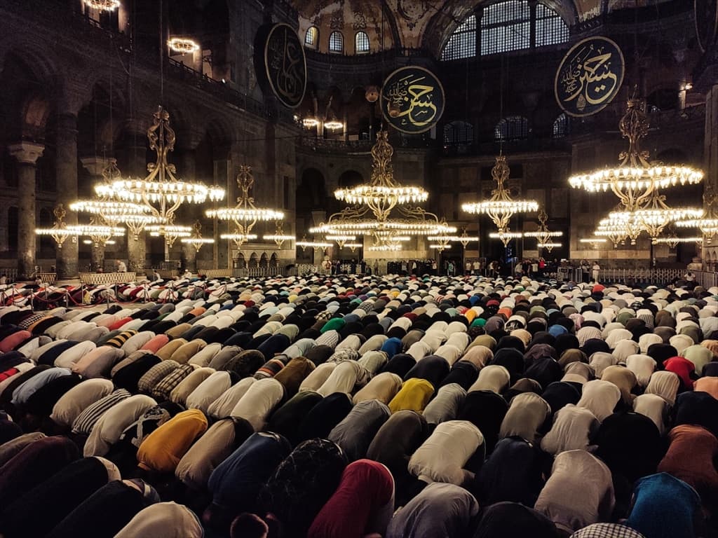 AA-20230926-32246570-32246569-MUSLIMANI_SIROM_SVIJETA_OBILJEZAVAJU_DAN_RODENJA_POSLANIKA_MUHAMMEDA.jpg