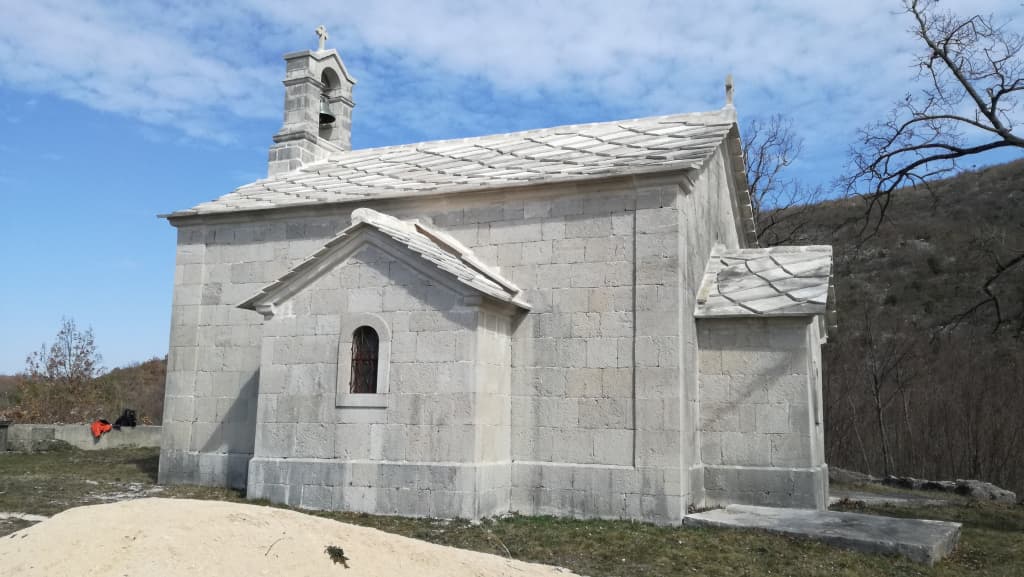 Graditeljska cjelina crkve Sv. Jovana Krstitelja sa pokretnim nasljeđem i pravoslavnim grobljem u Donjem Vrbnu Grad Trebinje (1).jpg
