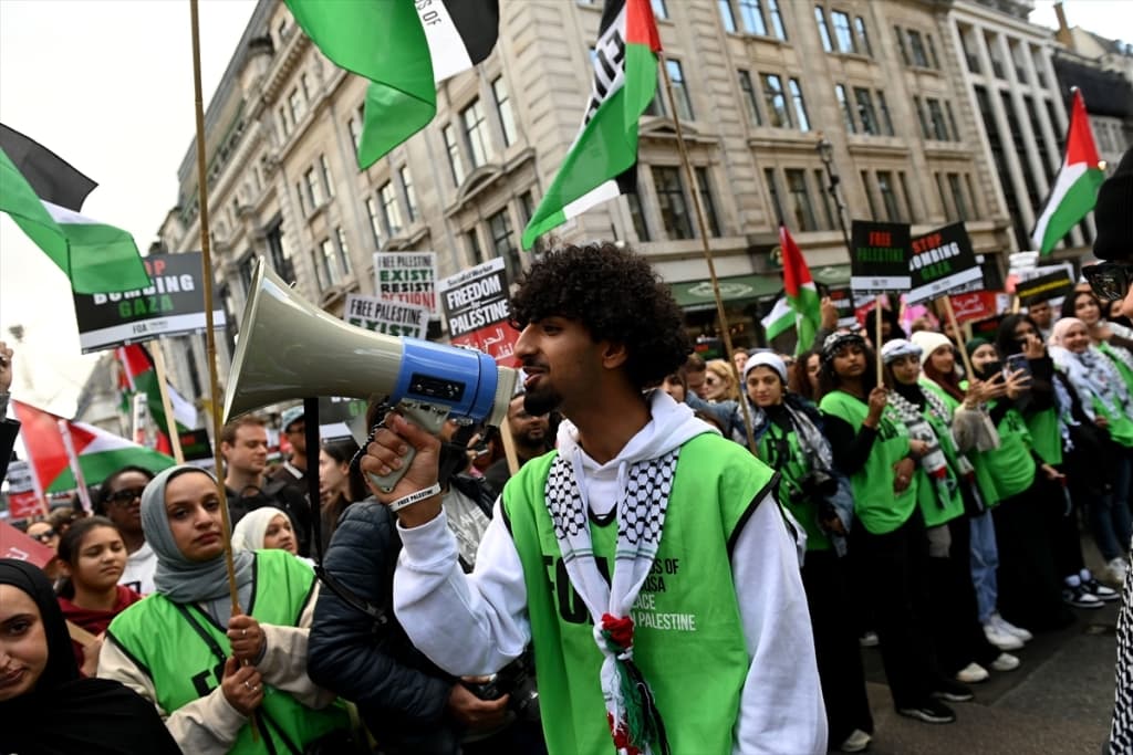 AA-20231014-32404846-32404831-LONDON_UPRKOS_POLICIJSKIM_UPOZORENJIMA_HILJADE_LJUDI_NA_PROPALESTINSKOM_SKUPU.jpg