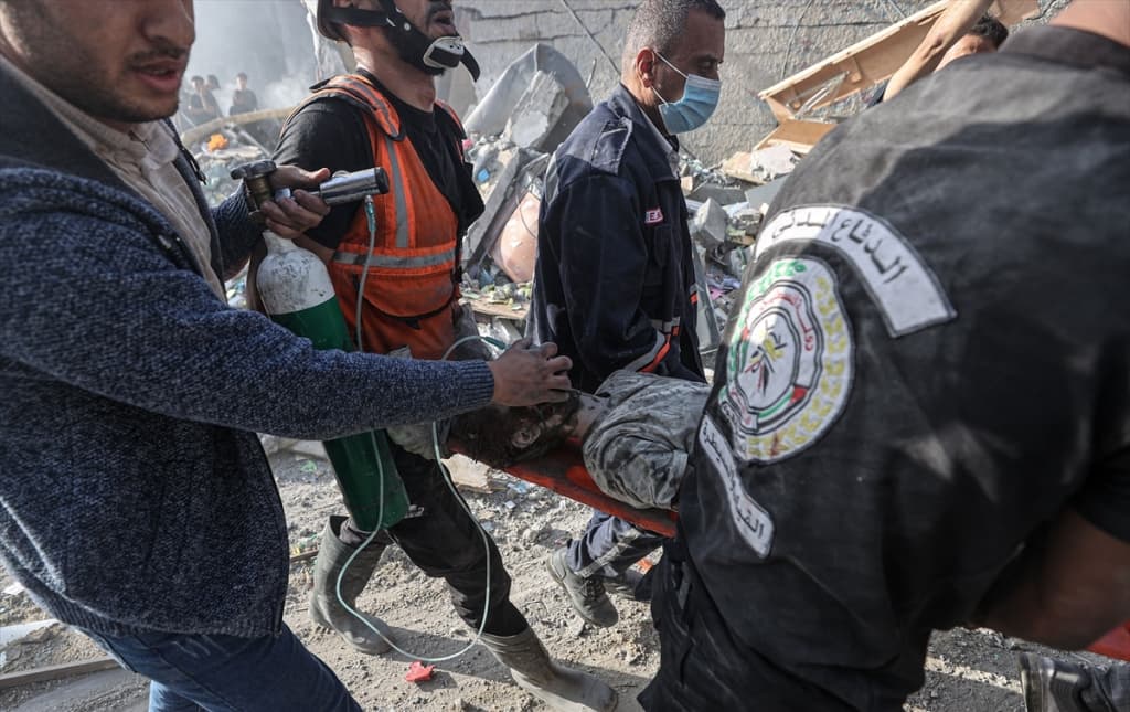 AA-20231107-32719855-32719838-GAZA_SPASENA_DJEVOJCICA_KOJA_JE_BILA_ZAROBLJENA_U_RUSEVINAMA_UNISTENE_KUCE.jpg