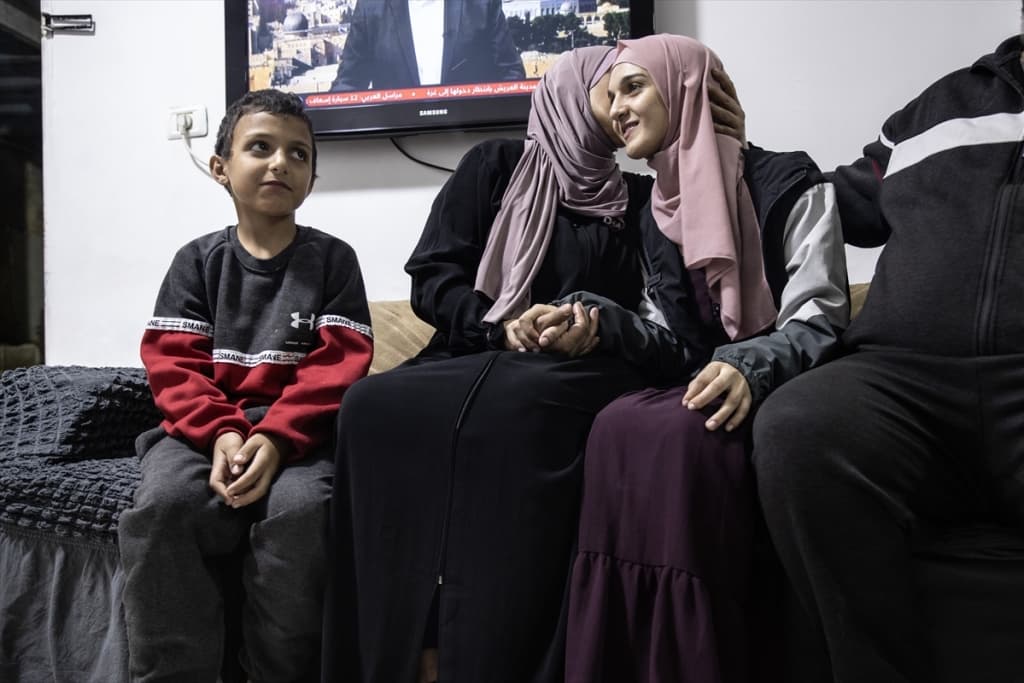 AA-20231125-33018346-33018339-EMITIVNI_SUSRET_S_PORODICOM_PALESTINKA_MALAK_SALMAN_PUSTENA_IZ_IZRAELSKOG_ZATVORA_NAKON_OSAM_GODINA.jpg
