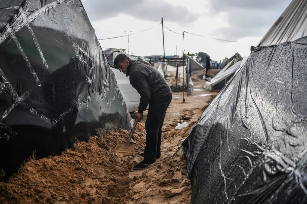 AA-20231213-33176845-33176831-NEPOVOLJNI_VREMENSKI_USLOVI_U_POJASU_GAZE_DODATNO_OTEZAVAJU_ZIVOT_PALESTINSKIM_IZBJEGLICAMA.jpg