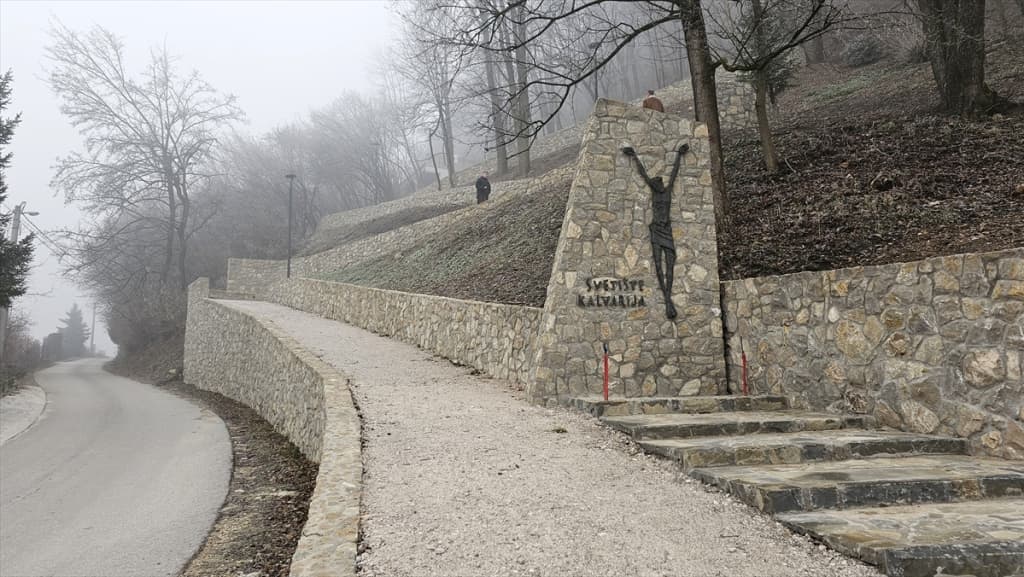 AA-20231221-33238766-33238765-SVETISTE_KALVARIJA_KOD_VITEZA_MJESTO_NA_KOJEM_SE_BOZIC_DOCEKUJE_NA_JEDINSTVEN_NACIN_BRDO_OBASJANO_SVJETLOSCU_SVIJECA.jpg