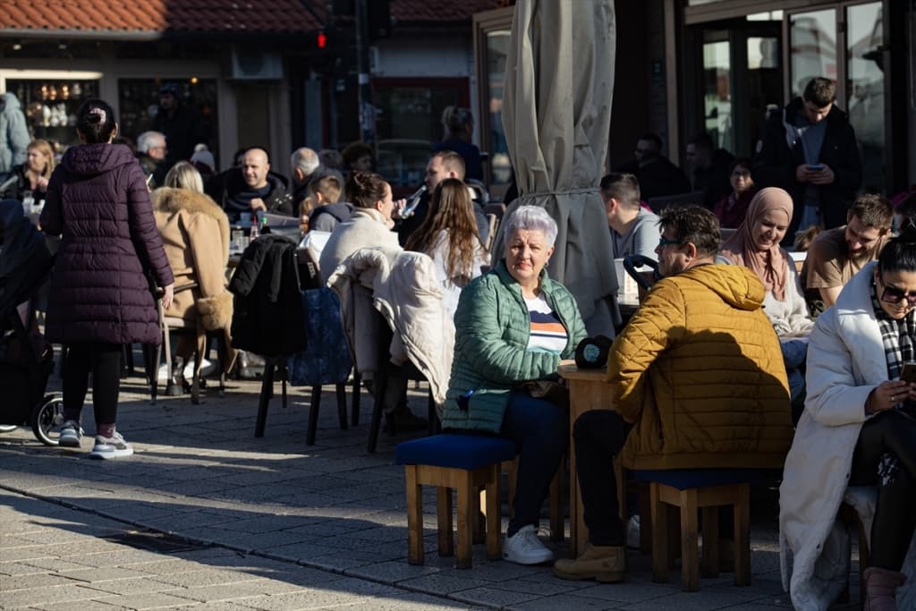 AA-20231224-33265074-33265061-PRAZNICNO_RASPOLOZENJE_U_SARAJEVU_TURISTI_IZ_CIJELOG_SVIJETA_UZIVAJU_U_BOGATOJ_HISTORIJI_I_UKUSNOJ_HRANI.jpg