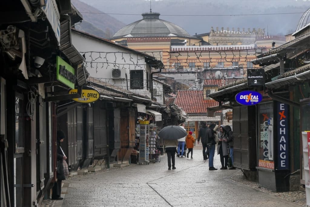 AA-20240101-33329198-33329178-BIH_PRAZNE_SARAJEVSKE_ULICE_PRVOG_JUTRA_2024_GODINE.jpg
