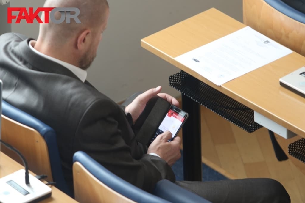 Mobiteli na Skupštini KS