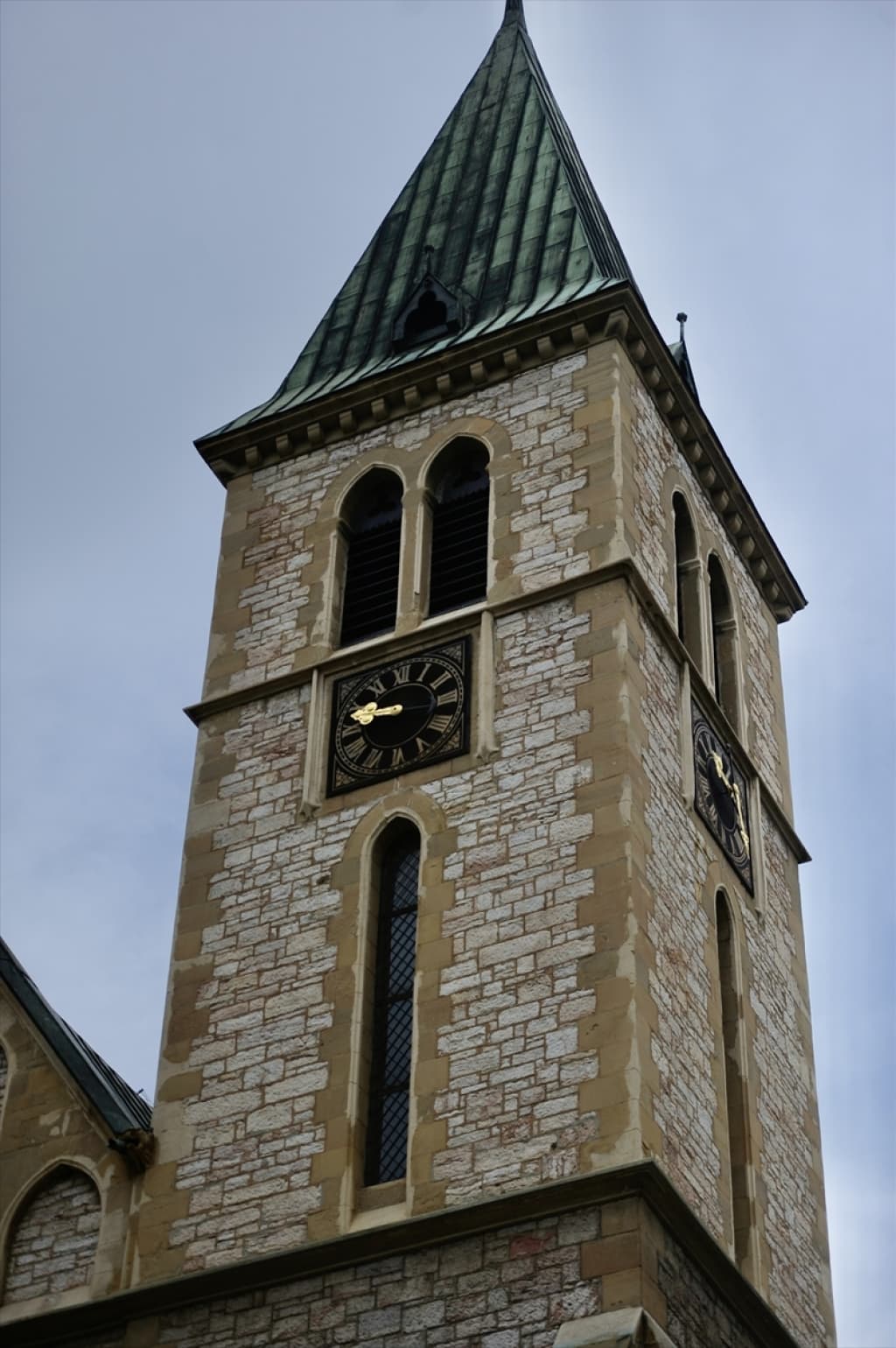 AA-20240223-33787293-33787292-BIH_PALA_KAZALJKA_SA_SATA_NA_TORNJU_SARAJEVSKE_KATEDRALE_SRCA_ISUSOVA.jpg